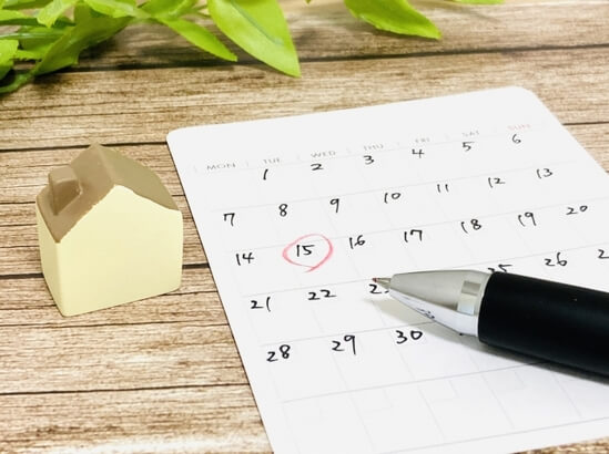 カレンダーとボールペン