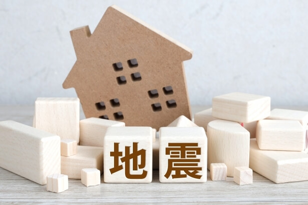 「地震」と書かれたブロックと家の模型