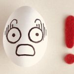 驚いた表情の絵が描いてある卵