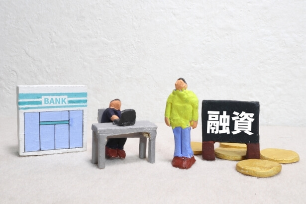 銀行融資を表現した人形